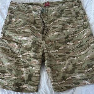 Levi's Men's Camo Cargo Shorts in Tan and Green